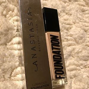 Anastasia Beverly Hills Luminous Foundation 130N